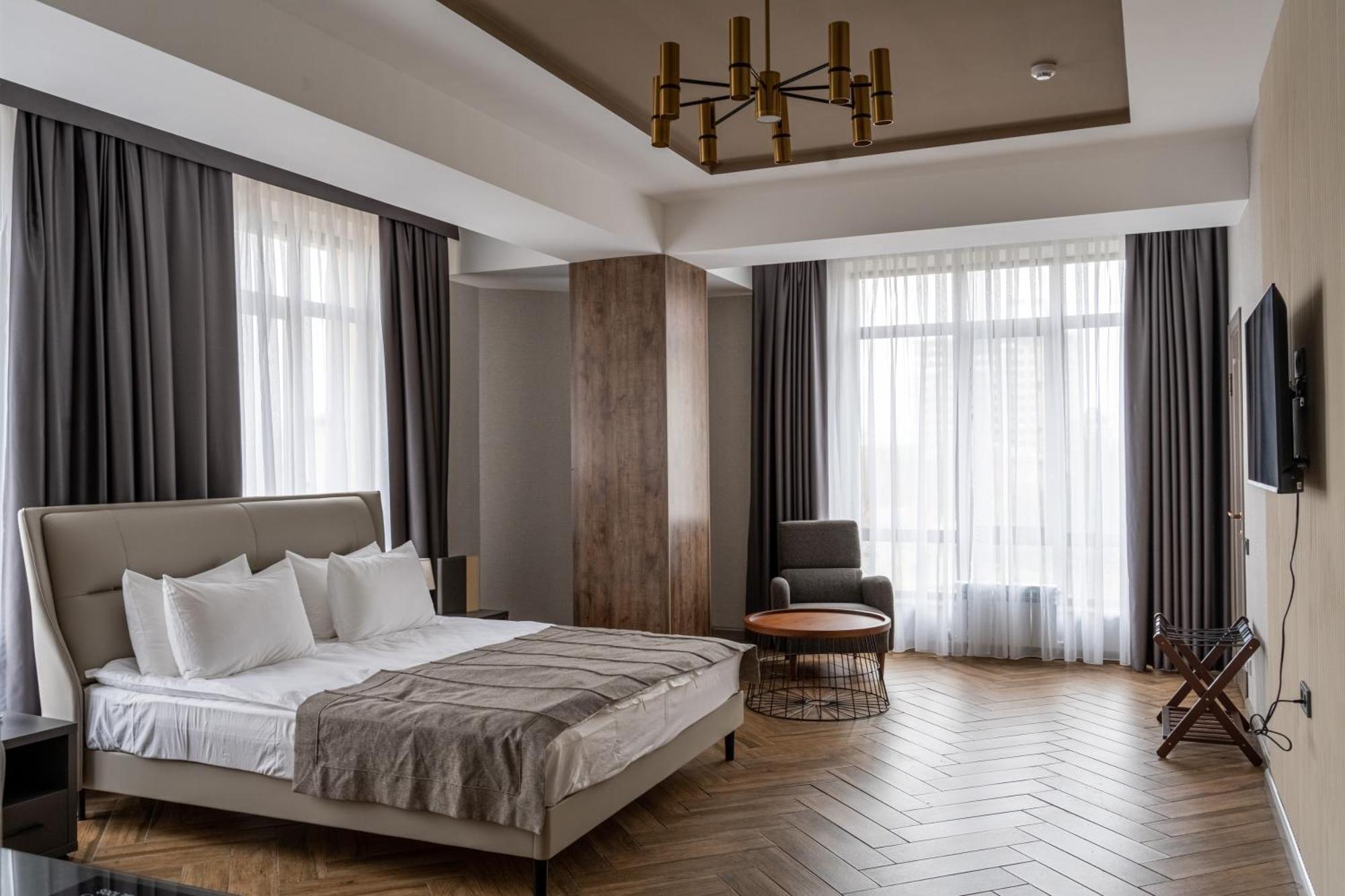 Five Hotel Bishkek Luaran gambar